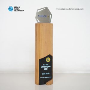 Plakat Kayu Best Employee Kompas KMI Plakat Kayu Best Employee Kompas