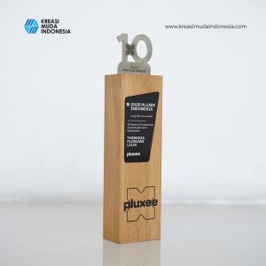 Plakat Penghargaan Kayu Pluxee Indonesia KMI Plakat Penghargaan Kayu Pluxee Indonesia