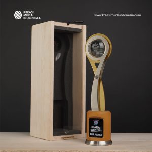 Piala Kejuaraan Lulusan Terbaik LPK Widyagama KMI Piala Kejuaraan Lulusan Terbaik LPK Widyagama