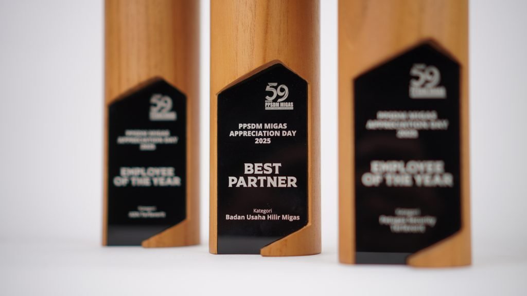 DSC00290 KMI Tiga plakat ulang tahun PPSDM Migas untuk acara HUT ke 59 sebagai awrad apresiasi