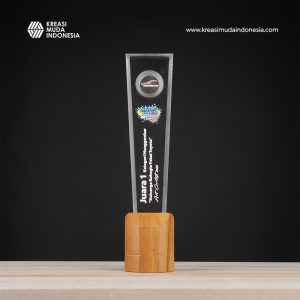 Piala Juara 1 Lomba Menggambar Keluarga Bahagia Pakai Toyota Art Content 2025 KMI Piala Juara 1 Lomba Menggambar Keluarga Bahagia Pakai Toyota Art Content 2025