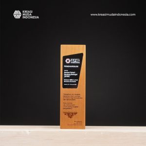 Plakat Penghargaan Konsorium Pembaruan Agaria KMI Plakat Penghargaan Konsorium Pembaruan Agaria
